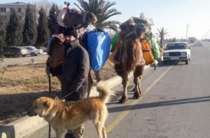 irandan-deve-ile-seyahete-cixan-turist-9-ay-sonra-genceye-catib