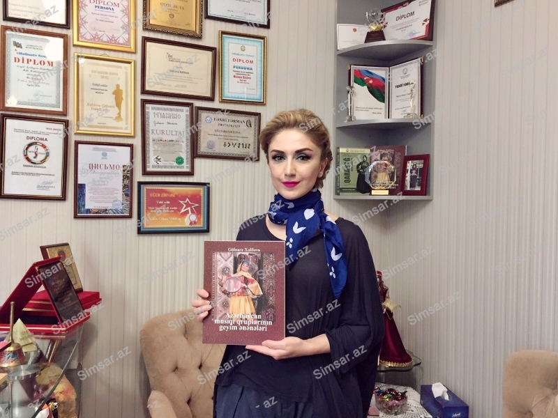 azerbaycan-musiqi-qruplarinin-geyim-eneneleri-adli-kitab-isiq-uzu-gorub-foto