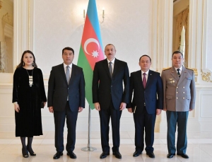 ilham-eliyev-qazaxistanin-azerbaycanda-yeni-teyin-olunmus-sefirinin-etimadnamesini-qebul-edib