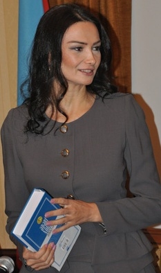 qadin-nece-olmalidir