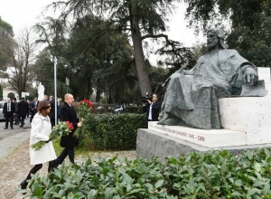 ilham-eliyev-ve-xanimi-romada-nizami-gencevinin-abidesini-ziyaret-edib
