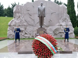 ilham-eliyev-ve-mehriban-eliyeva-heyder-eliyevin-mezarini-ziyaret-edib