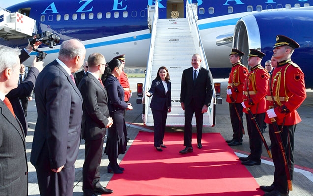 ilham-eliyev-albaniyaya-gedib