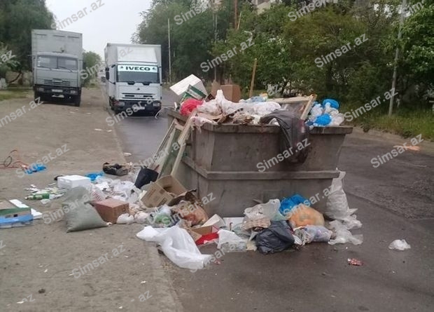 sumqayitda-yol-ortasinda-zibilxana-foto