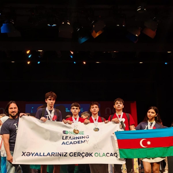 azerbaycanli-sagirdler-abs-dan-medallarla-donduler