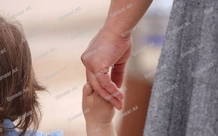 astarada-ana-usaqlari-ile-birlikde-evden-qacib