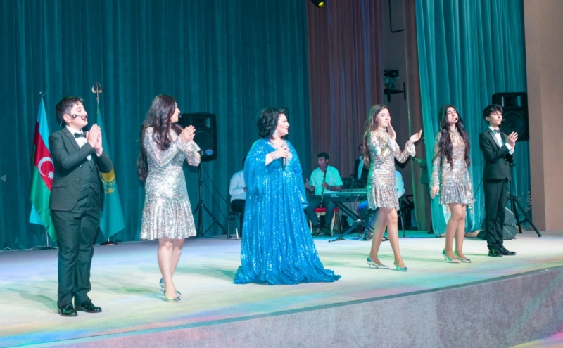 aybeniz-hasimova-ve-senet-akademiyasi-qurtulus-gunu-ile-bagli-aktau-seherinde-konsert-verib