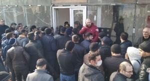 eurohomeda-magazalari-yanan-sahibkarlar-yolu-bagladi
