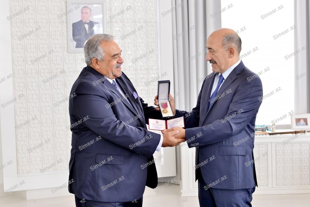 cahangir-novruzova-xalq-artisti-fexri-adi-teqdim-olunub