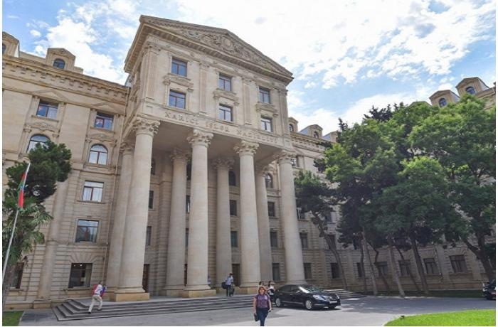 xin-den-fransada-qebul-edilen-qetnameye-reaksiya
