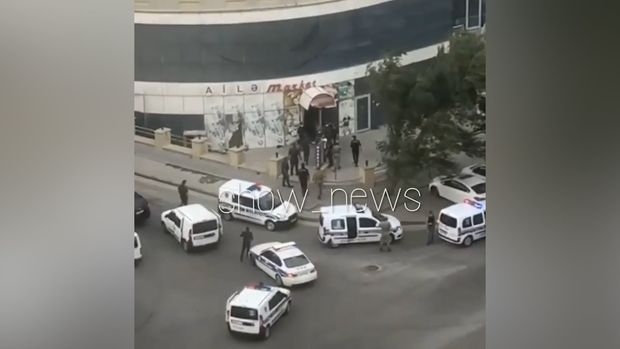 bakida-polis-masinlari-marketi-muhasireye-aldi