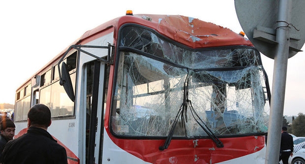 bakida-avtobus-avtomobille-toqqusdu-xesaret-alan-var