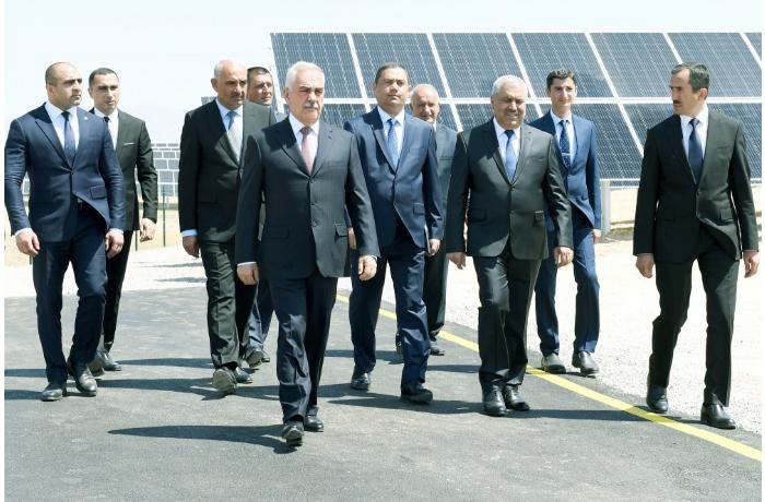 vasif-talibov-sosial-mesafeni-gozlemeyib-ve-maska-taxmayib-fotolar