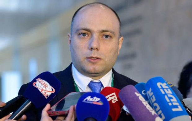 anar-kerimov-kollektive-teqdim-edildi