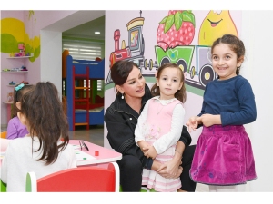 mehriban-eliyeva-64-sayli-korpeler-evi-usaq-bagcasinda-olub