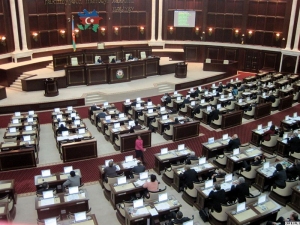 namizedliyi-ireli-surulmeyecek-deputatlarin-siyahisi