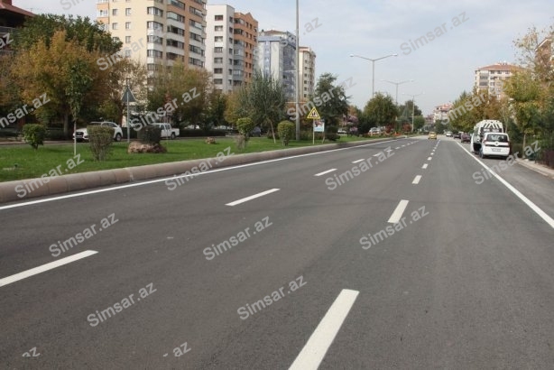 diqqet-bu-kucede-renglenme-var