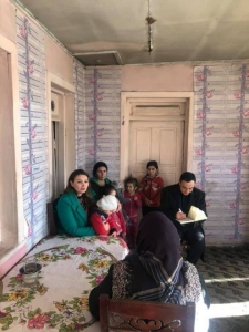 qenire-pasayeva-bozalqanli-kendinden-olan-secicilerle-gorusub