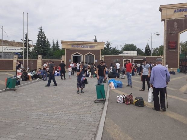 gurcustan-azerbaycanli-vetendaslarini-olkeye-buraxmir-foto