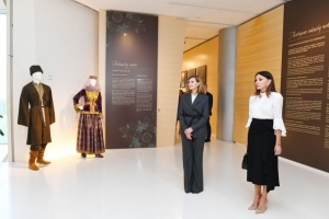 yelena-zelenskaya-heyder-eliyev-merkezi-ile-tanis-oldu