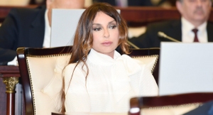 mehriban-eliyeva-muellimleri-tebrik-edib
