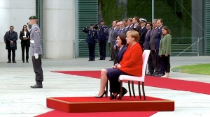 merkel-yene-himni-oturaraq-dinleyib