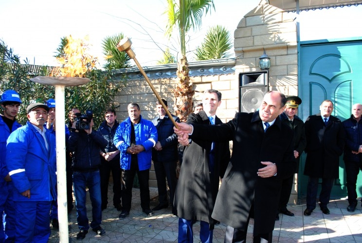 berdenin-iki-kendine-tebii-qaz-verildi