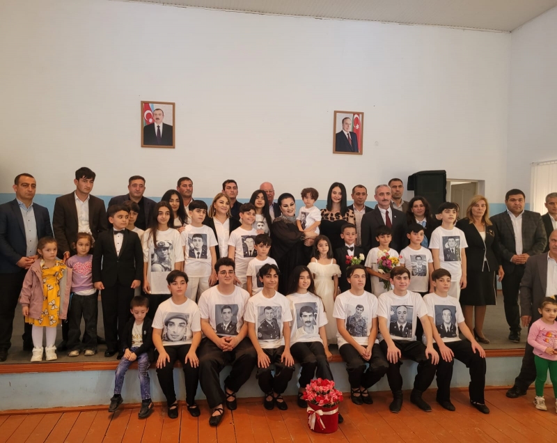 aybeniz-hasimova-ve-telebeleri-bilesuvarda