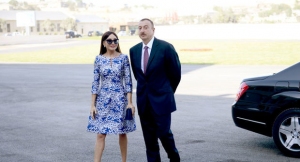 ilham-eliyev-ve-xanimi-mecburi-kockunler-ucun-salinmis-yasayis-kompleksinin-acilisinda
