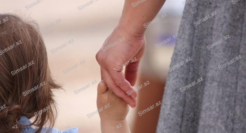 haciqabulda-ana-ve-azyasli-usagini-masin-vurub