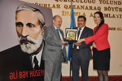 salyanda-eli-bey-huseynzade-ile-bagli-konfrans-kecirilib