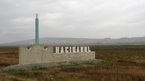 evi-ucan-sehid-ailesi-caresiz-qalib-haciqabulda