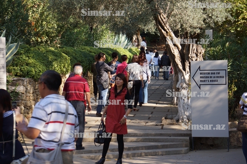 yuxularin-izi-ile-tapilan-meryem-ana-evinden-reportaj-fotolar