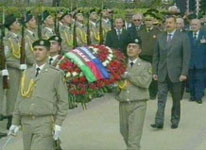 prezident-hezi-aslanovun-qebirustu-abidesini-ziyaret-etdi