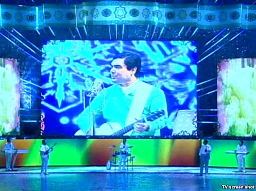 turkmenistan-prezidenti-ad-gununde-gitara-caldi