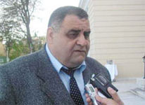 elcin-behbudov-aksiyada-tutulanlar-ve-doyulenlerle-gorusdu