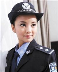 model-polis-formasi-ile-sekil-cekdirdiyi-ucun-hebs-olundu-foto