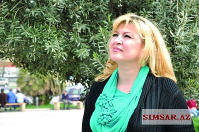 aygul-qaradagli-bu-oglan-kimdi-yubkada-derse-gelib-musahibe-fotosessiya