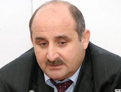 uzde-bir-arxada-basqa-sey-demek-isgenderin-xasiyyetidir