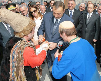 prezident-kosa-ve-kecelle-yumurta-doyusdurdu