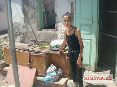 uculmaqda-olan-ev-gunden-gune-eriyib-qram-qram-olmekde-olan-insan-reportaj-fotosessiya