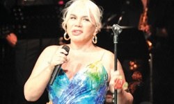 sezen-aksu-konserte-kecmis-erlerinin-usaqlari-ile-geldi