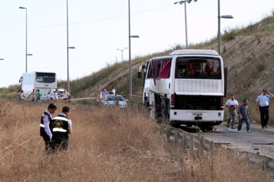 turkiyede-sernisin-avtobusuna-silahli-basqin