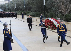 azerbaycan-prezidenti-ilham-eliyev-sehidler-xiyabanini-ziyaret-edib
