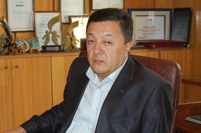 elcin-sixli-otagimizda-bir-yazi-stolumuz-makinamiz-ve-bir-de-qoltuq-kursumuz-var-idi