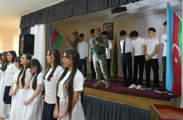 221-nomreli-tam-orta-mektebde-zefer-bayrami-qeyd-olunub