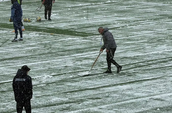 qurban-qurbanov-stadionda-qar-temizleyir